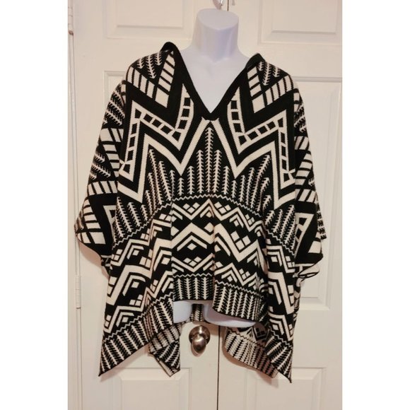 Express black & white Aztec Tribal print hooded knit poncho - Picture 4 of 8